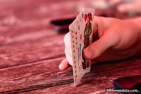 jdb电子爆奖：用数据思维重塑棋牌游戏胜率的关键策略